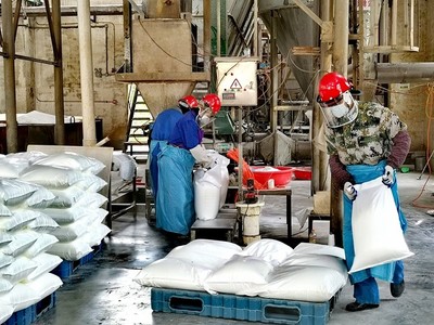 安徽铜陵市华兴化工公司硫酸盐产品包装车间一角